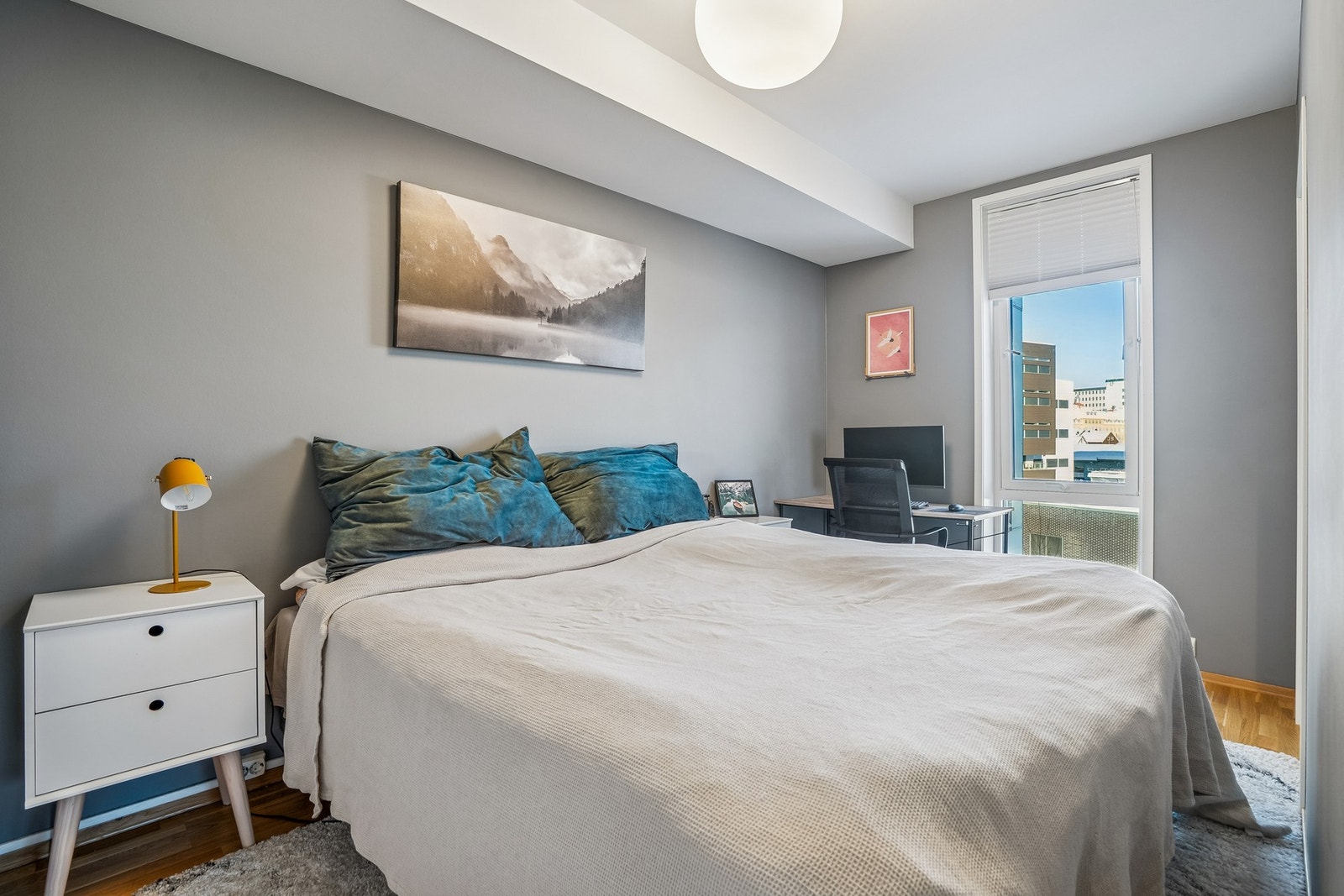 Stort og behagelig soverom med god plass til dobbeltseng og øvrig møblering. Galleribilde