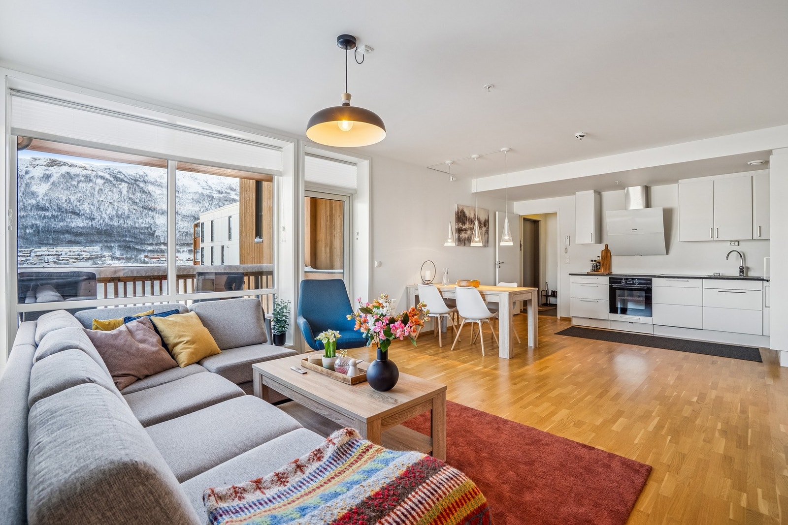 Den åpne romfølelsen gir plass for spisebord og gjør kjøkkenet til et naturlig samlingspunkt. Galleribilde