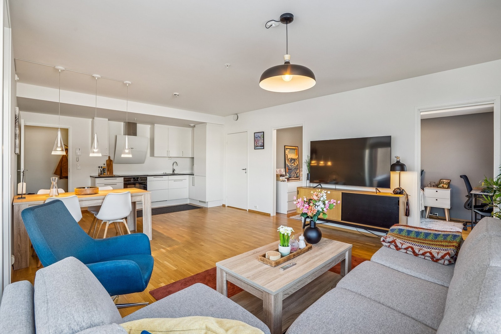 Her er det god plass til både sofagruppe og spiseplass, og blir et naturlig midtpunkt for både hverdagsliv og sosiale sammenkomster. Galleribilde