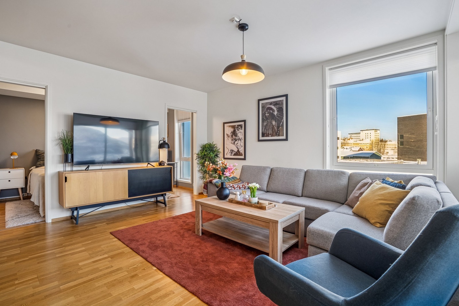 Lys og romslig stue med store vindusflater, som slipper inn rikelig med naturlig dagslys og fremhever den flotte utsikten. Galleribilde