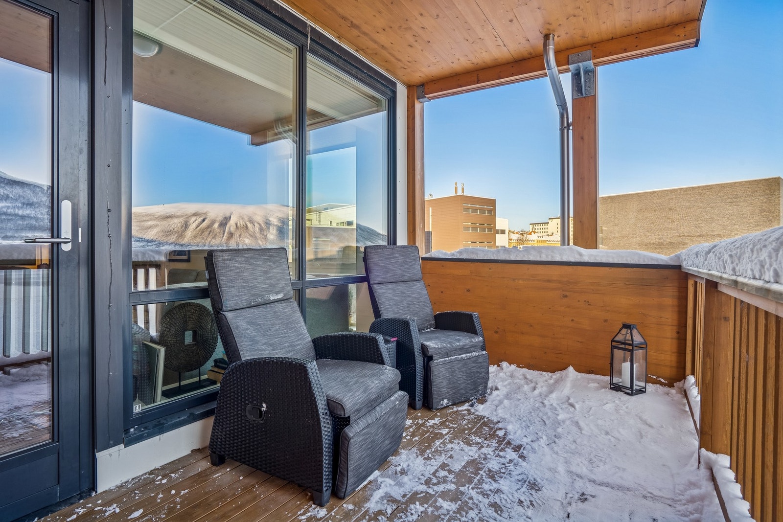 Den romslige verandaen gir rikelig plass til både sittegruppe og spiseplass, og takoverbygget gjør den like anvendelig på lyse sommerdager som på kjølige kvelder. Galleribilde