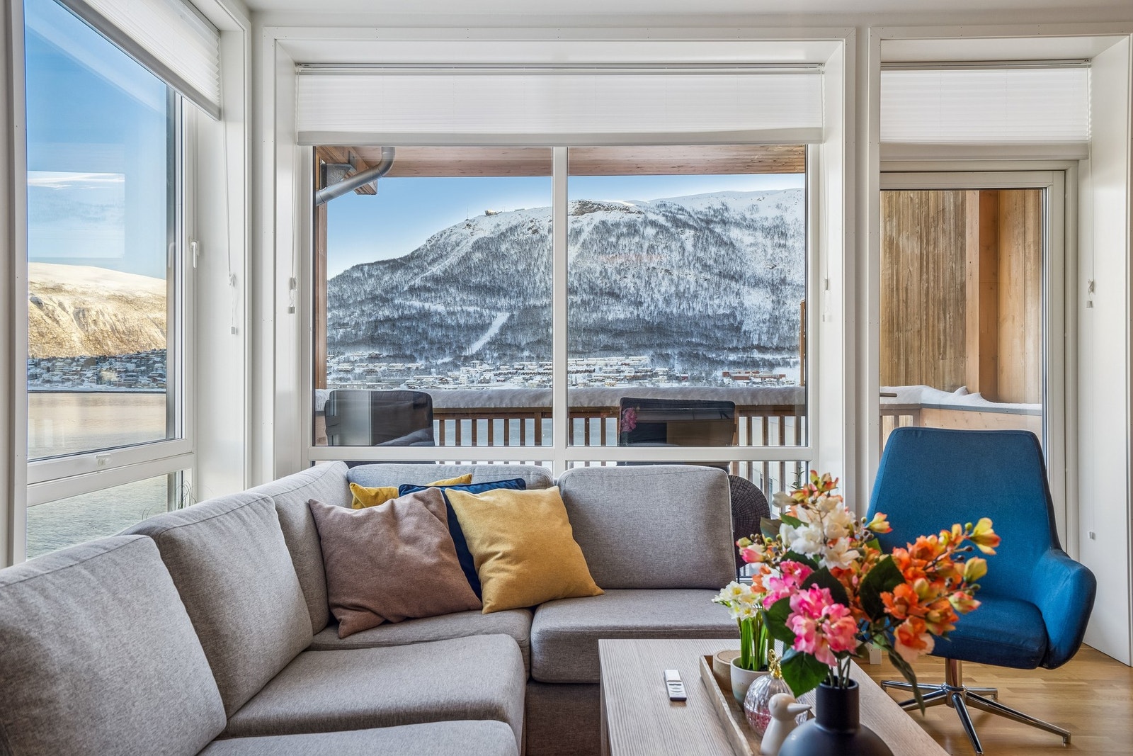 Stuen har en luftig og behagelig atmosfære, samtidig som den skaper en sømløs overgang mellom inne- og uterom. Galleribilde