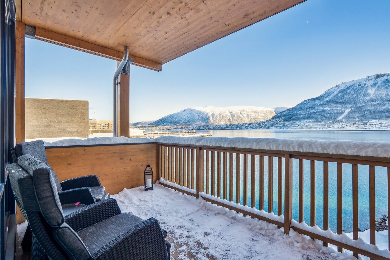 Her får du en romslig 2-roms leilighet med store vindusflater, som slipper inn rikelig med dagslys og gir deg front-row utsikt til havet - hver eneste dag. Galleribilde