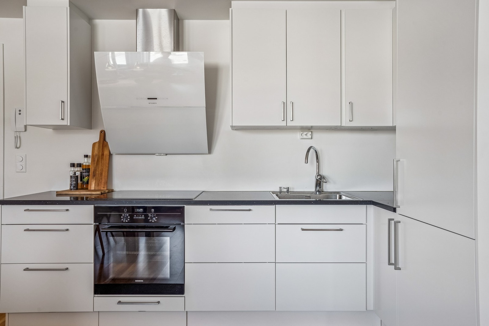 Kjøkkenet er utstyrt med integrerte hvitevarer, som gir et helhetlig og eksklusivt uttrykk, samtidig som det bidrar til en ryddig og funksjonell hverdag. Galleribilde