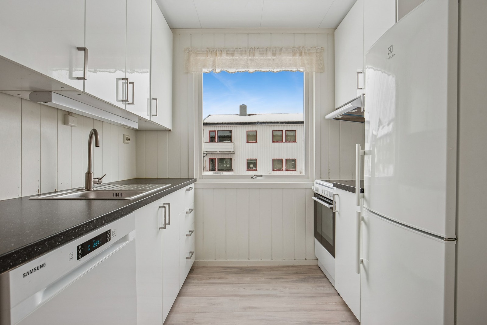 Kjøkken i hvit utførelse. Galleribilde