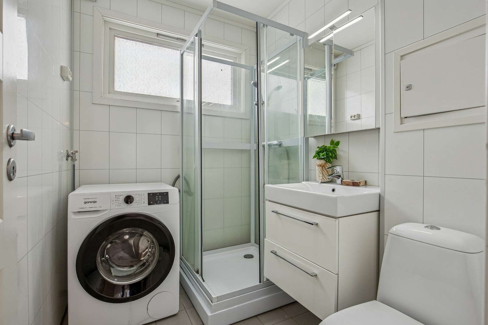 Flislagt bad med opplegg for vaskemaskin Galleribilde