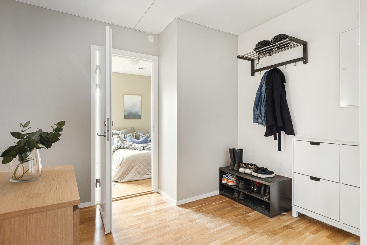 En del av inngangsparti, med oppheng for klær og skohyller Galleribilde