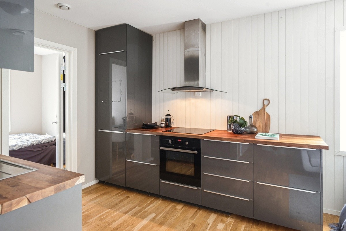 Moderne kjøkken med integrerte hvitevarer Galleribilde