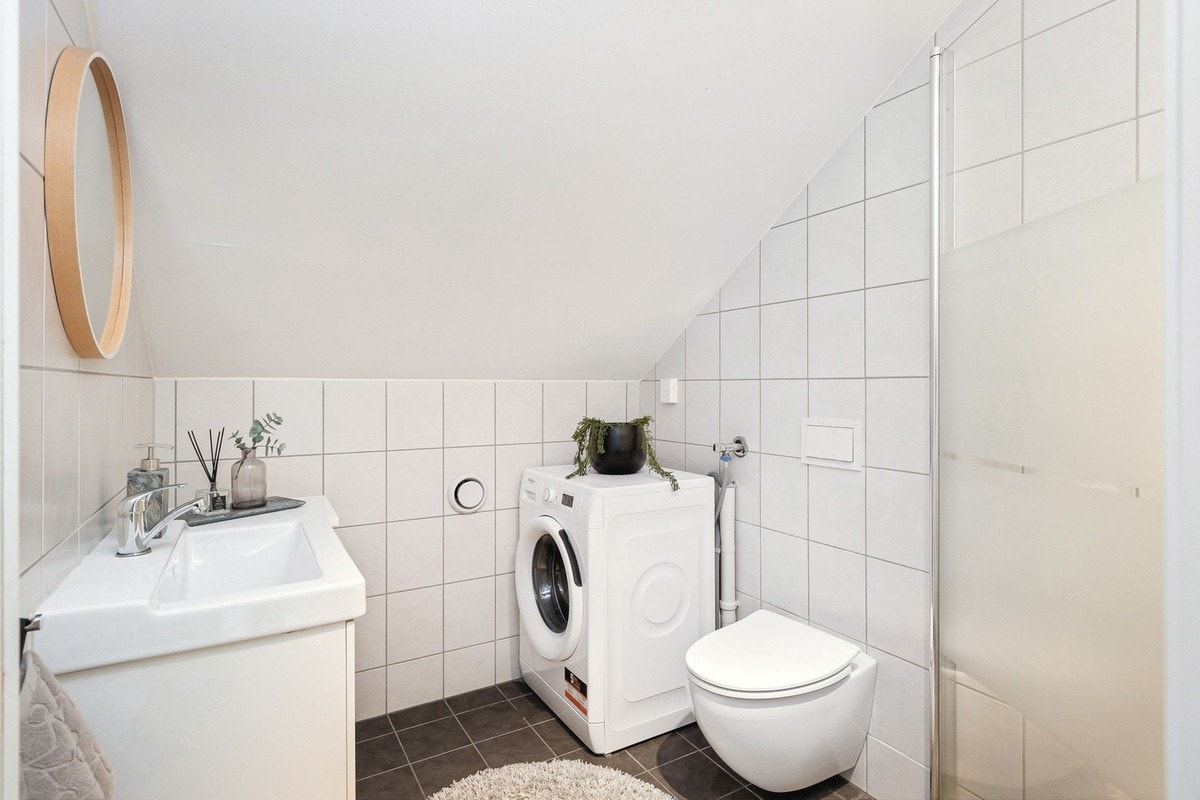 To flotte bad, med vaskemaskin på begge bad. Tørketrommel på det ene Galleribilde