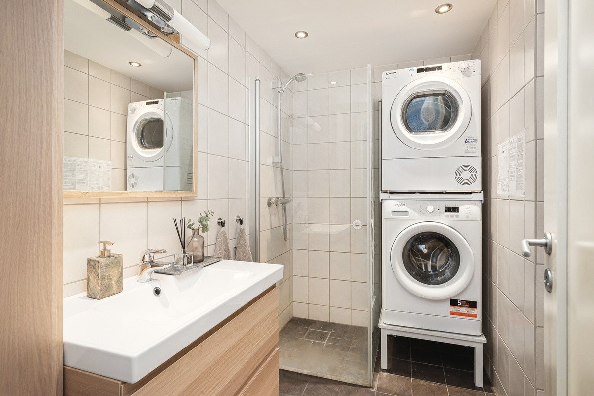 To flotte bad, med vaskemaskin på begge bad. Tørketrommel på det ene Galleribilde