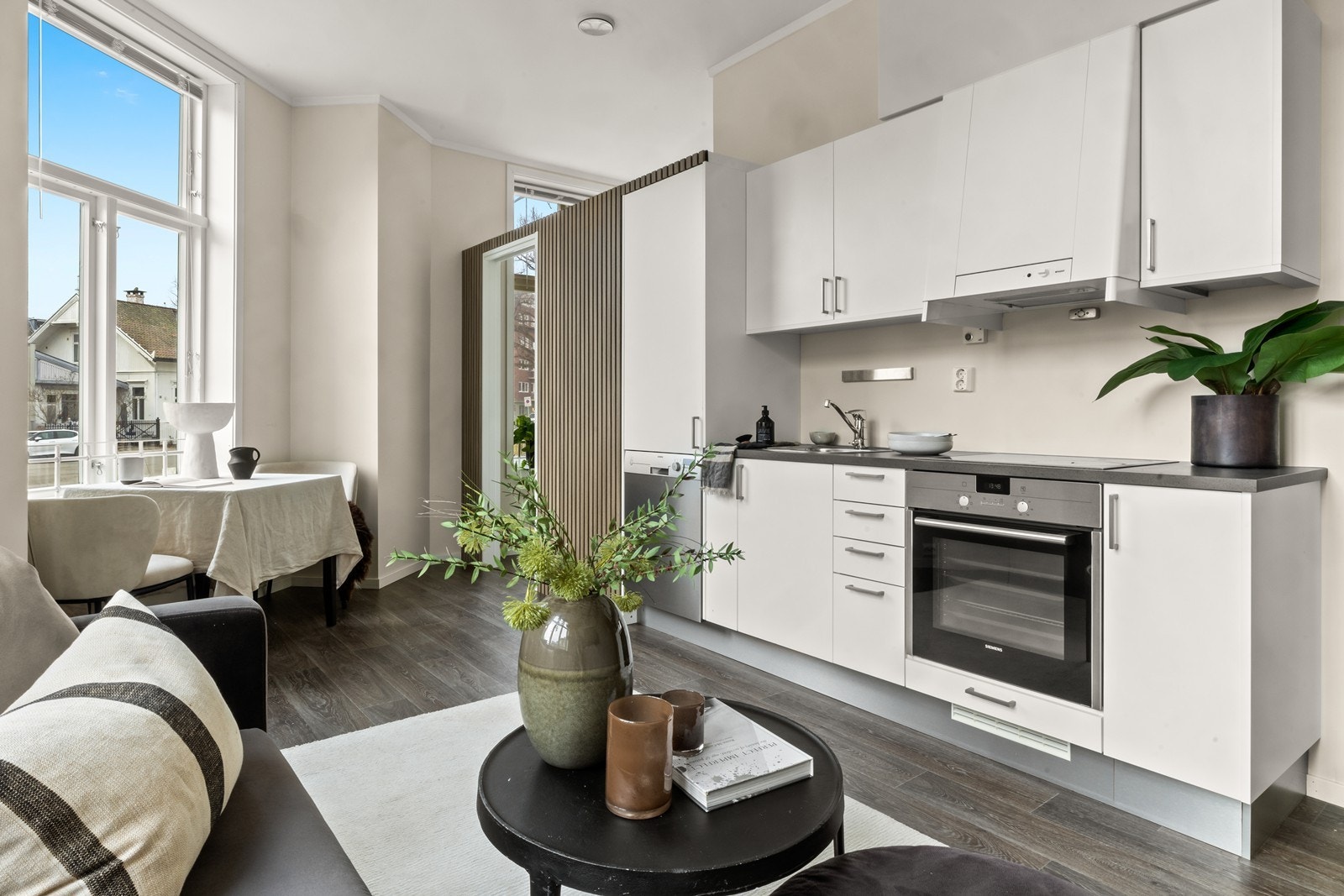 Kjøkkenet er utstyrt med Integrert komfyr, platetopp, kjøl/fryseskap og oppvaskmaskin Galleribilde