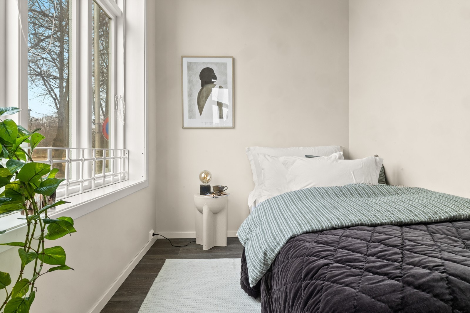 Leiligheten har en perfekt sovealkove, som slipper inn masse naturlig lys Galleribilde