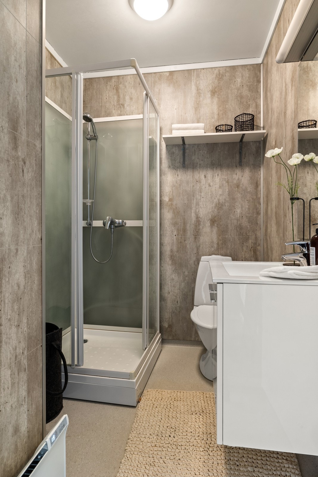 Lyst og funksjonelt bad med dusjkabinett, servant og toalett - opplegg for vaskemaskin! Galleribilde