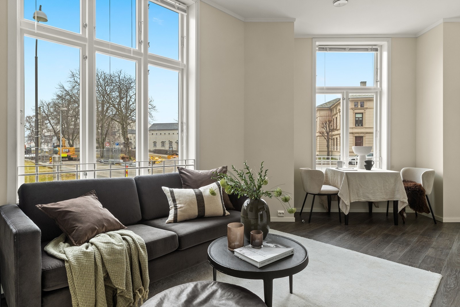 Elegant stue som har plass til både stuebord og sofa. Galleribilde