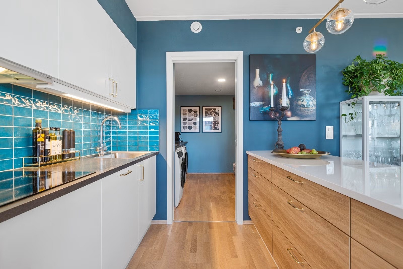 Kjøkkenet er oppgradert med kjøkkenøy og benkeplate i stein fra Skåra Steinindustri. Galleribilde