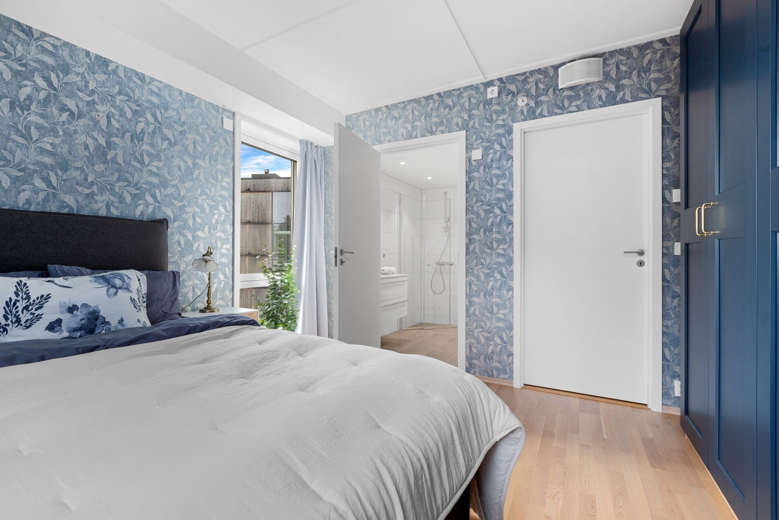 Fra hovedsoverommet har du direkte tilgang til eget bad. Galleribilde