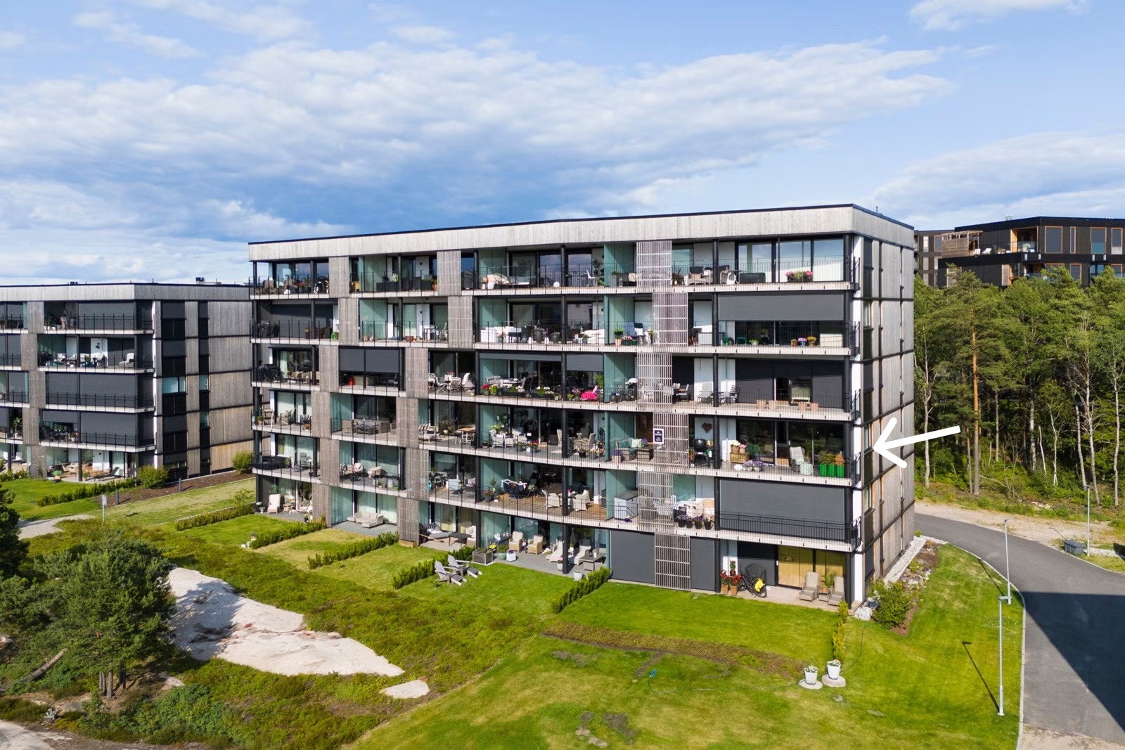 Leiligheten ligger på hjørnet av bygget - mot grøntområder og turstier. Galleribilde