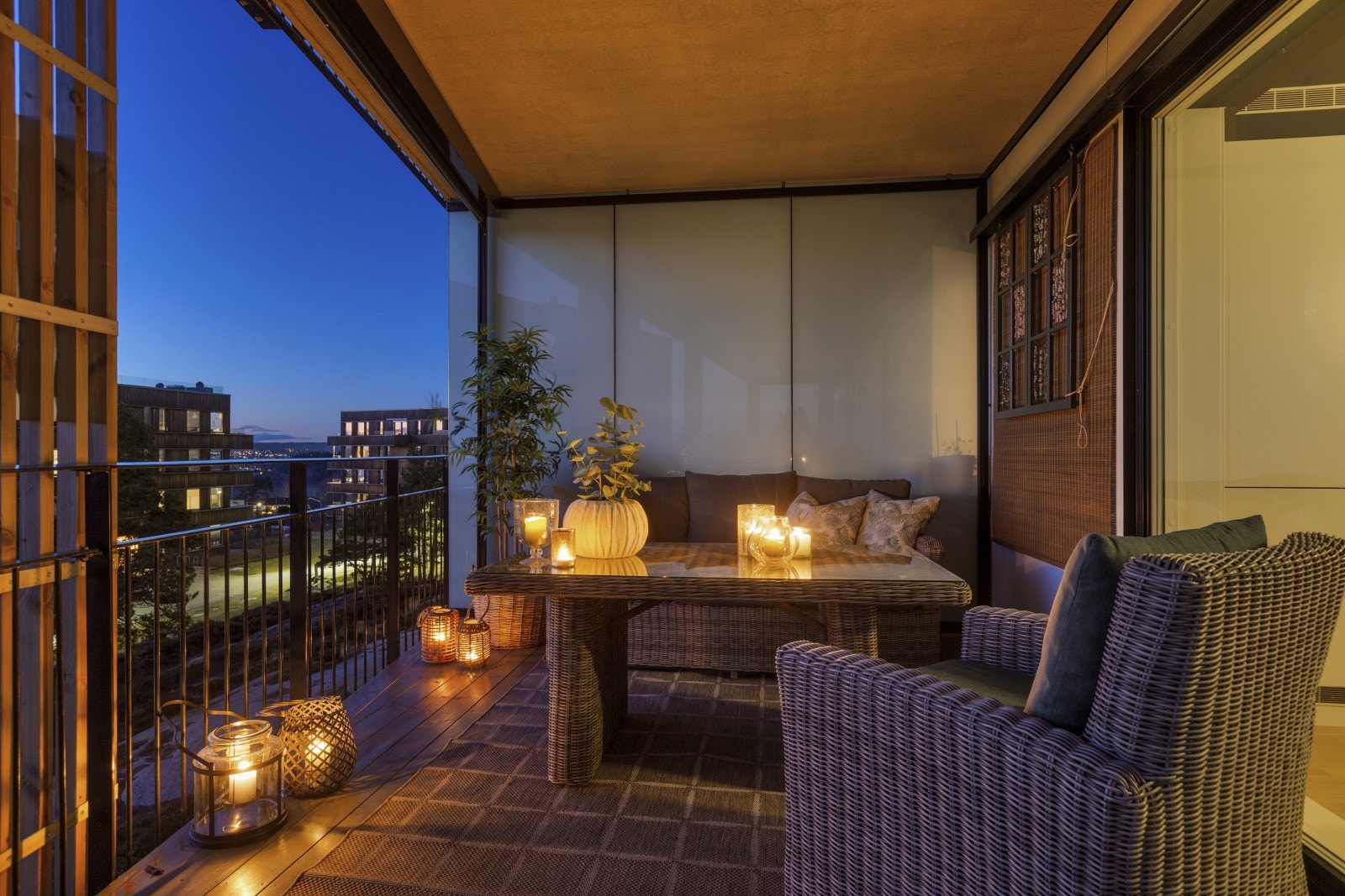 Størrelsen på balkongen gjør det mulig med flere soner - Her er det innredet en lun og koselig sone for mørke høstkvelder. Galleribilde