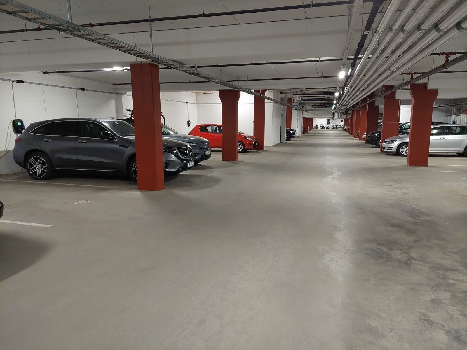 Bilen din parkerer du tørt og trygt - og herfra kan du ta heisen direkte til boligens etasje. Galleribilde