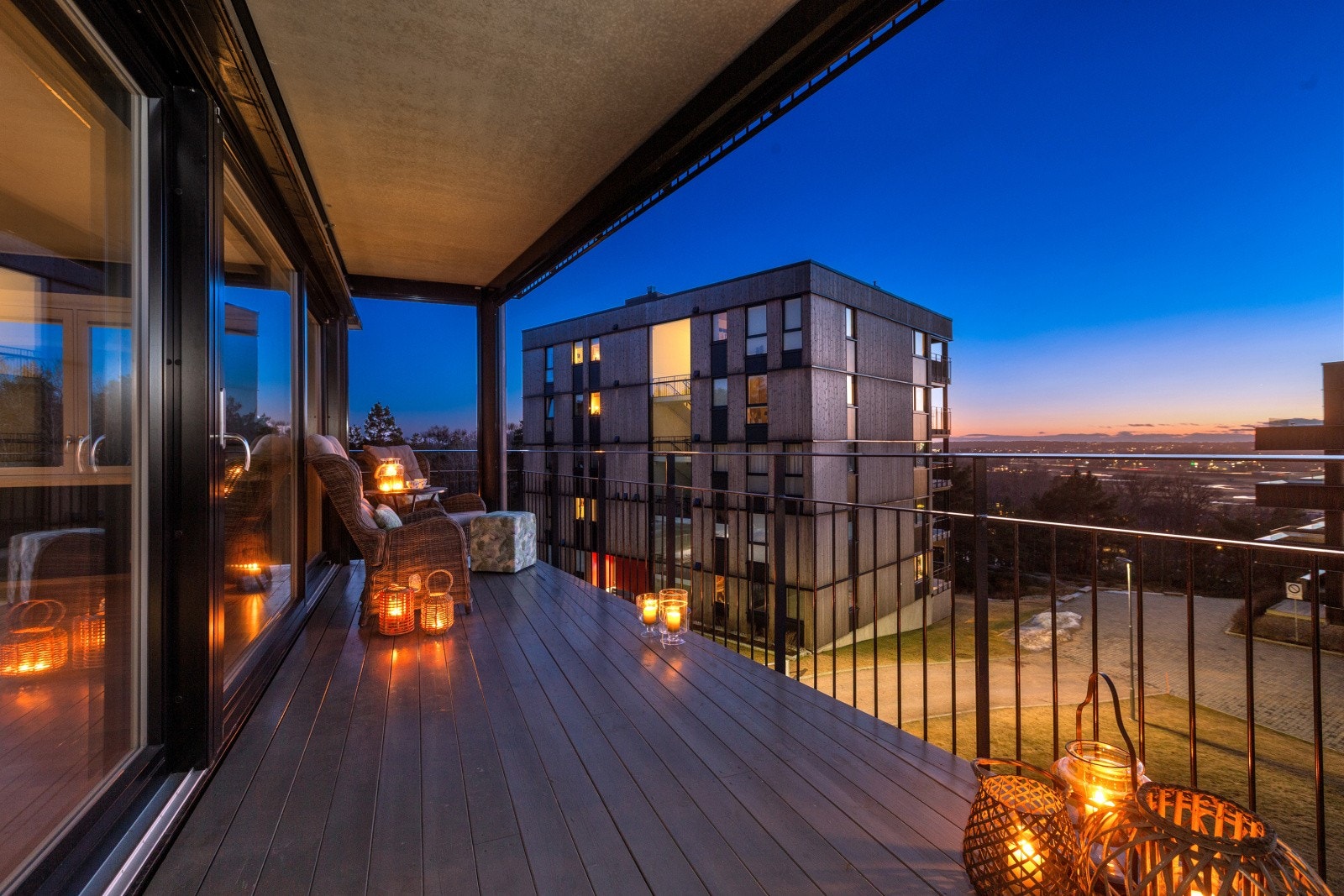 Velkommen til Kompaniveien 8 - en stor, moderne leilighet med fantastisk utsikt og balkong på hele 28 m². Galleribilde