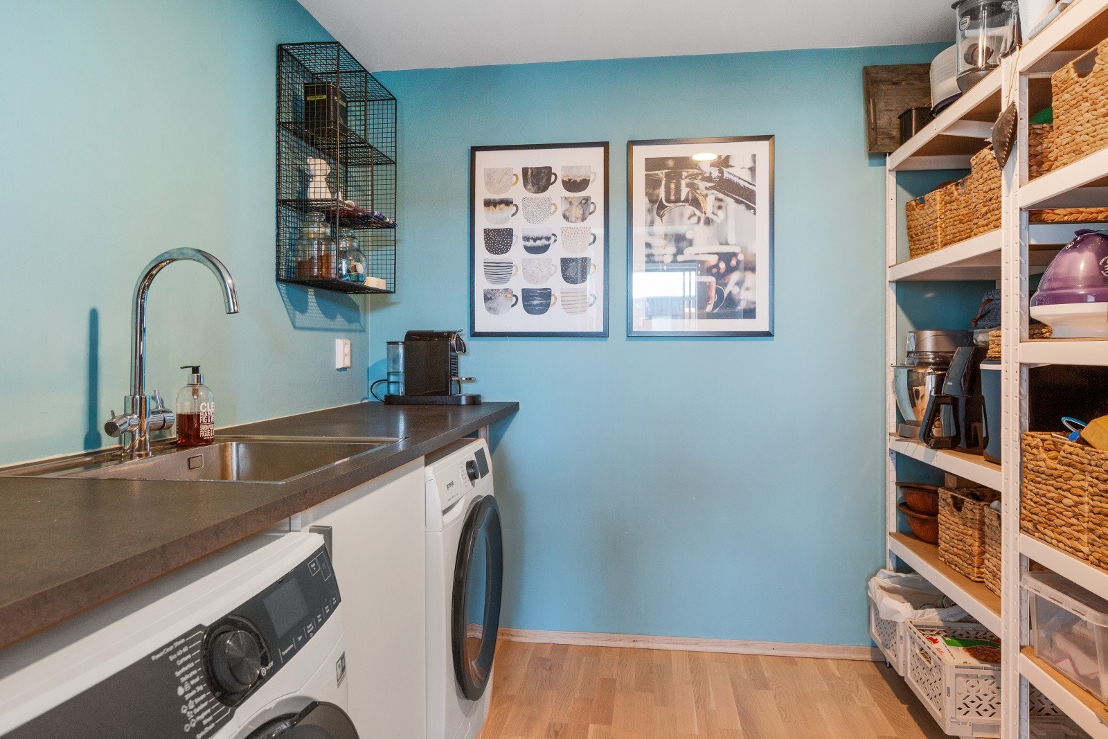 Hverdagsluksus - et praktisk grovkjøkken med god arbeidsplass og hyllesystem. Galleribilde