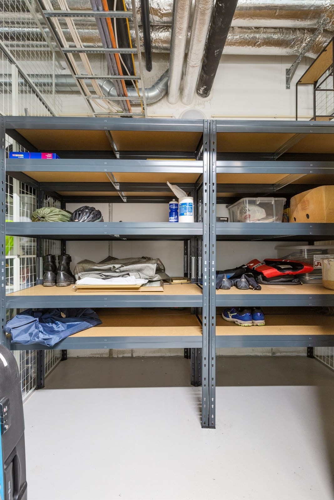 Boden er oppgradert med hyllesystem Galleribilde