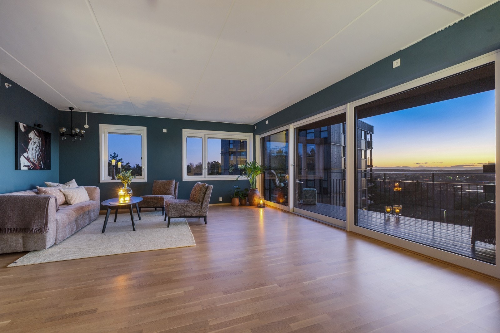 Leiligheten sto ferdig i 2021 og har moderne standard, god takhøyde og store vindusflater. Galleribilde