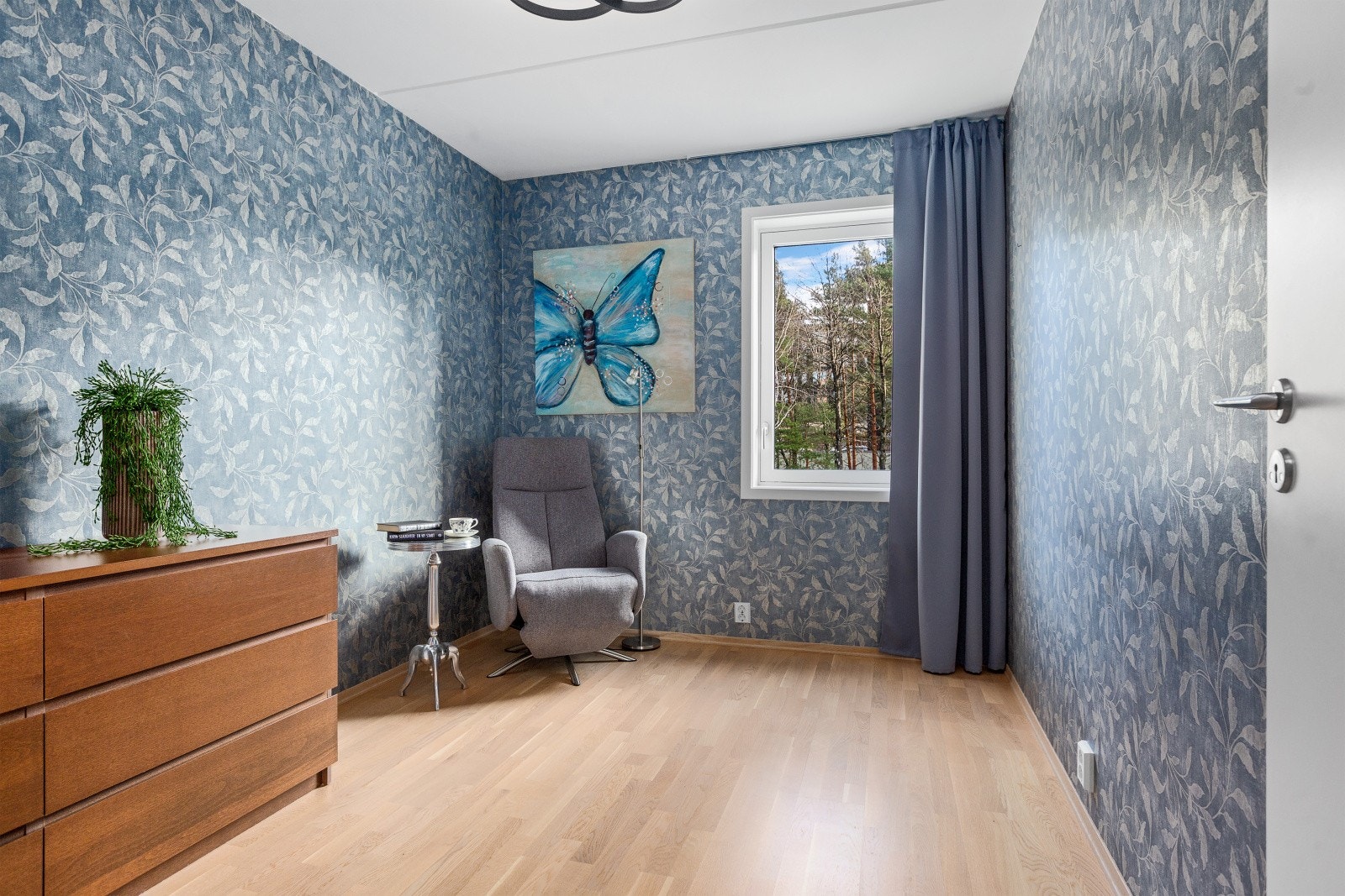 Soverom med god plass til dobbeltseng, nattbord og garderobe Galleribilde