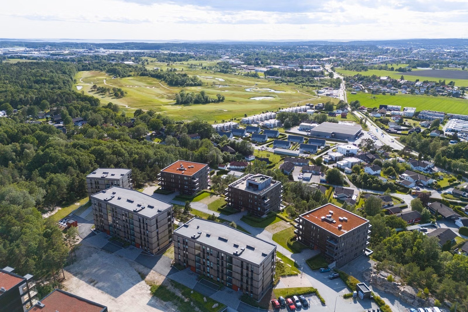 Boligområdet er omkranset av natur og turstier. Boligene oppleves som usjenert da det er god avstand mellom byggene. Galleribilde