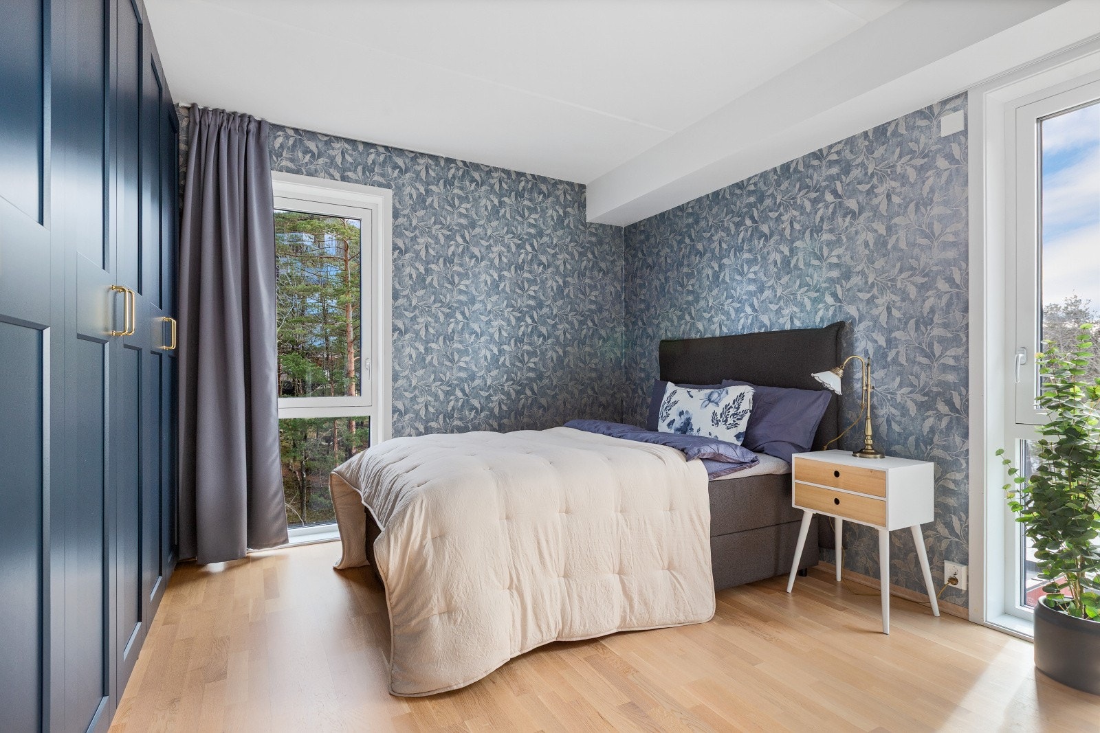 Hovedsoverommet er lunt og romslig med hyggelig utsyn mot skogsareal. Det er god plass til både dobbeltseng og garderobeskap. Galleribilde