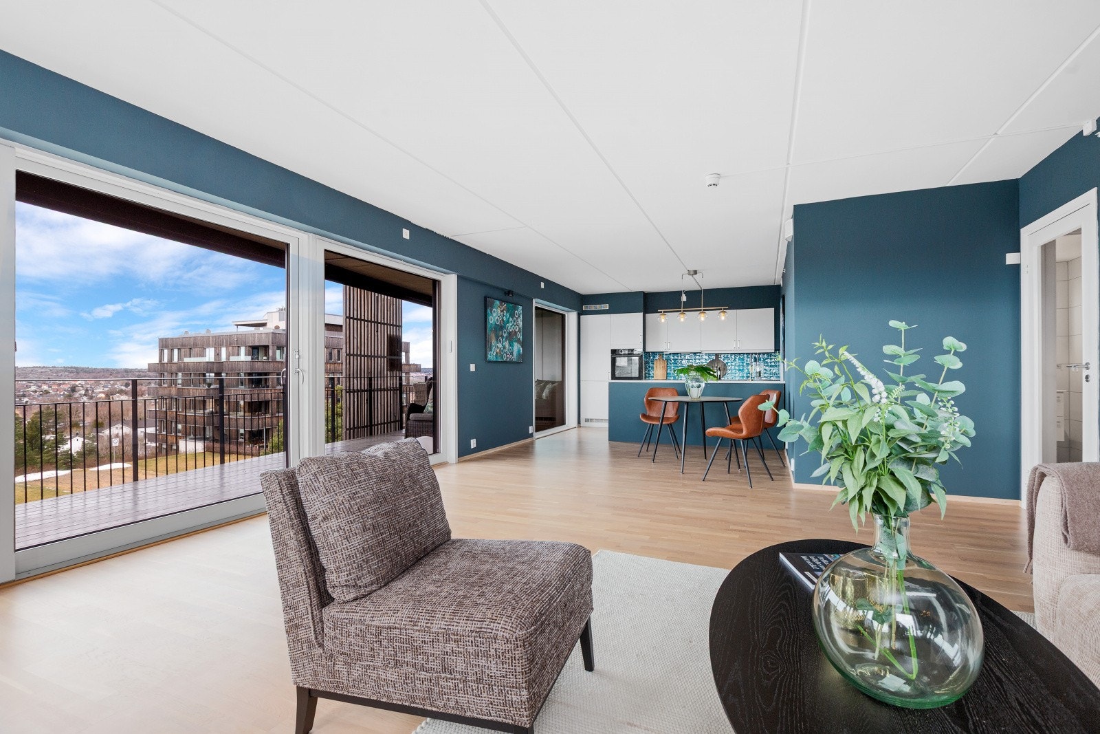 Leiligheten har en åpen planløsning med stue på hele 44,5 m². Alle vinduer i stua er oppgradert med solskjerming. Galleribilde