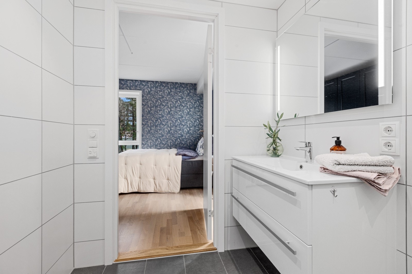 Badet som er tilknyttet hovedsoverommet er tidløst med delikat, lys innredning. Galleribilde