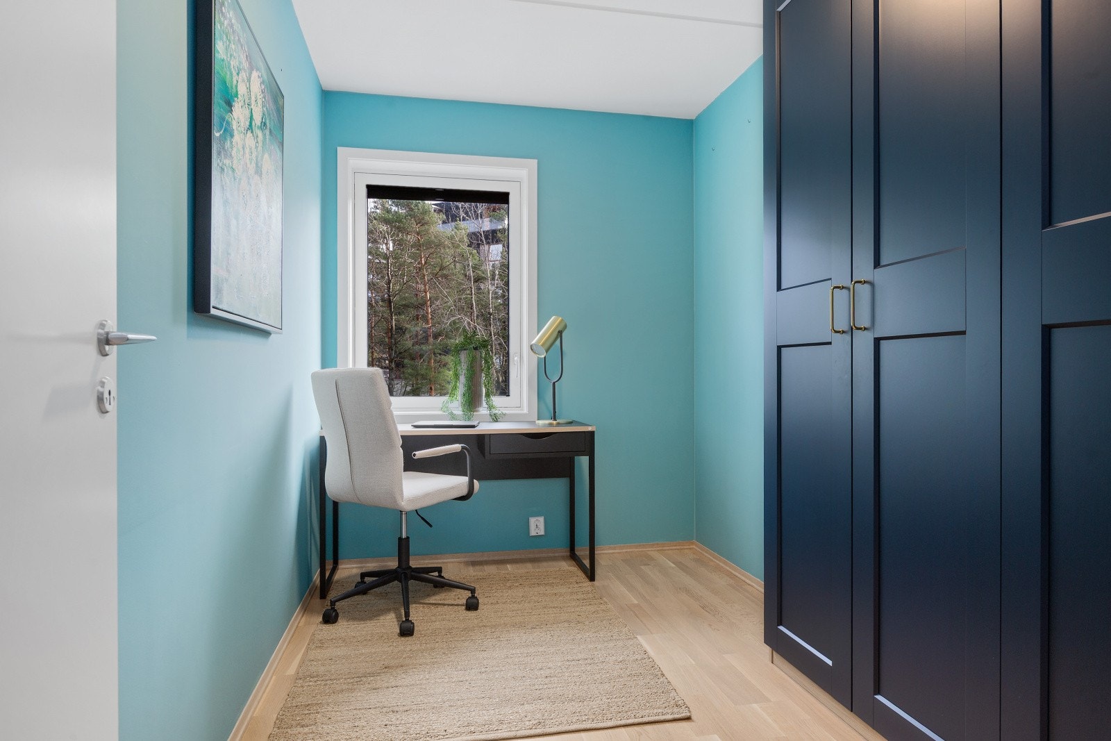 Rommet har god plass til seng eller kan benyttes som kontor. Oppgradert med garderobeskap. Galleribilde