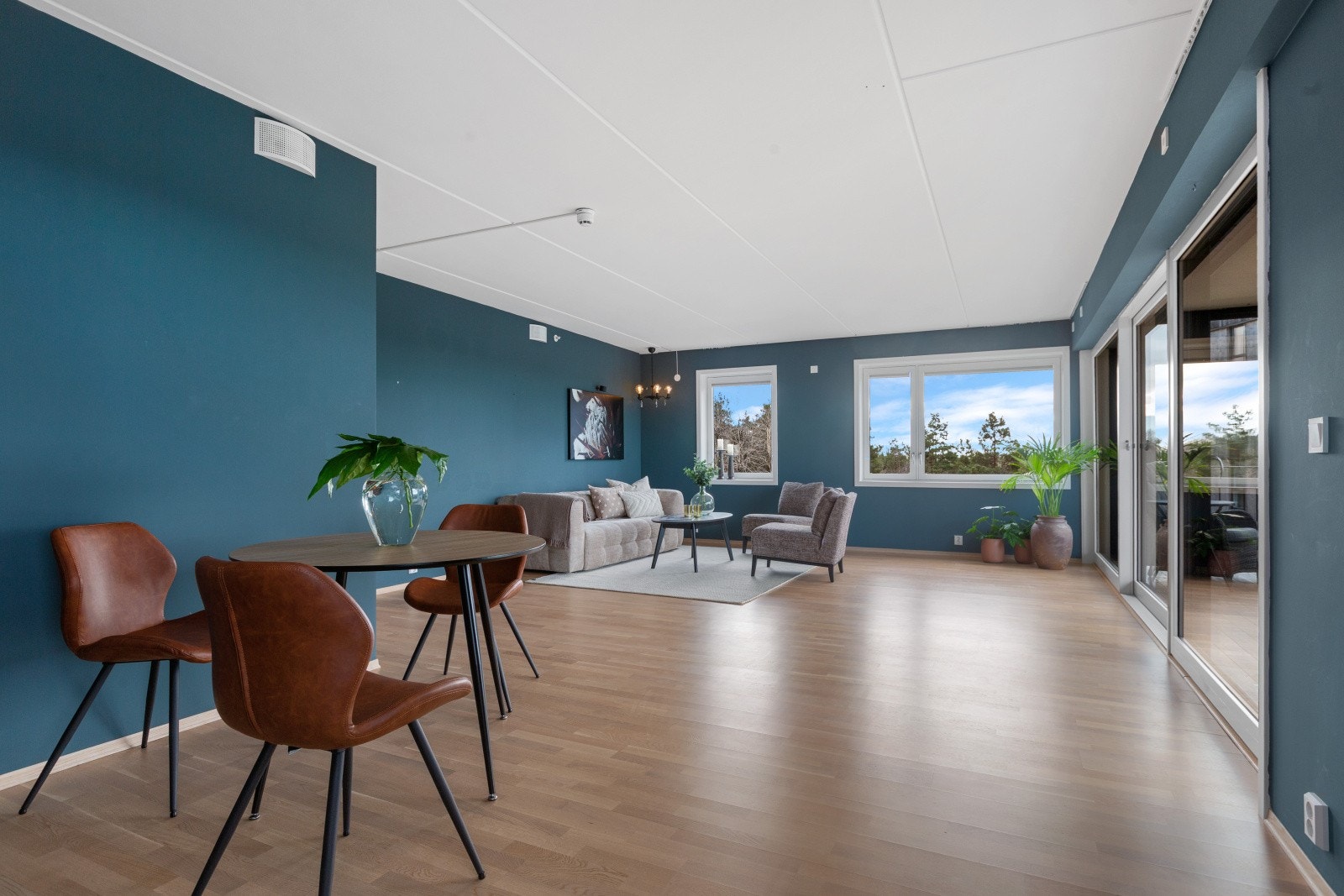 Innbydende stue med god plass til sofa- og TV-møblement, samt spisestue Galleribilde