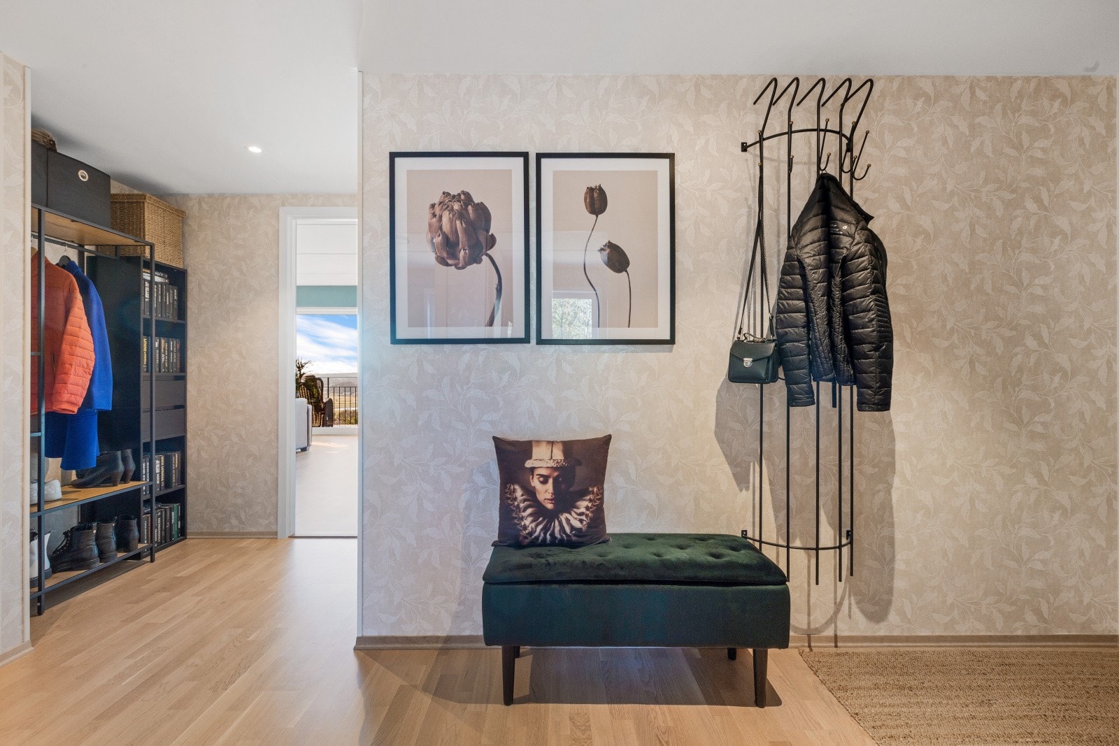 Romslig entré med god plass til både sittebenk og jakkestativ. Her er det også tilrettelagt for garderobeløsning. Galleribilde