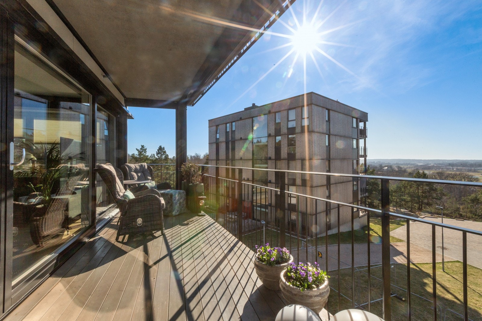 Balkongen er vestvendt og her har du sol fra kl. 15 til kl. 22 på sommerstid Galleribilde