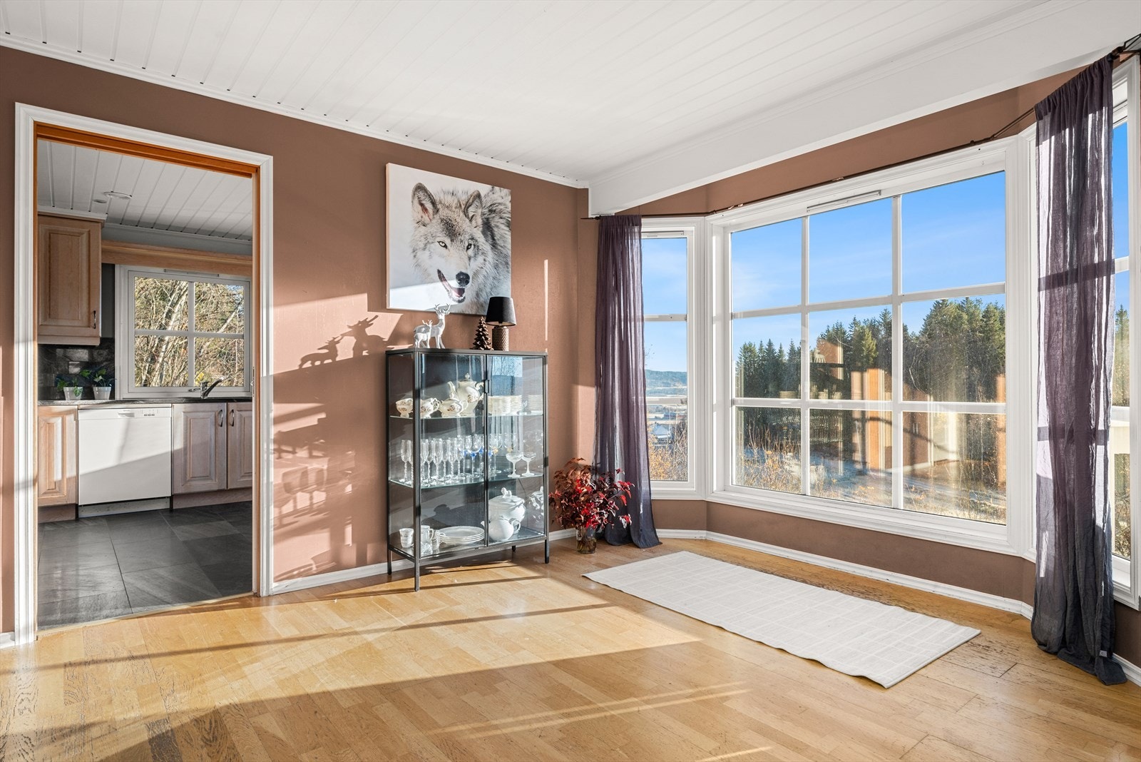 Boligen ble bygd i 2004, er på 187 m² fordelt på 3 plan, her har du blant annet 2 stuer, 5 soverom, 2 bad og et eget vaskerom. Galleribilde