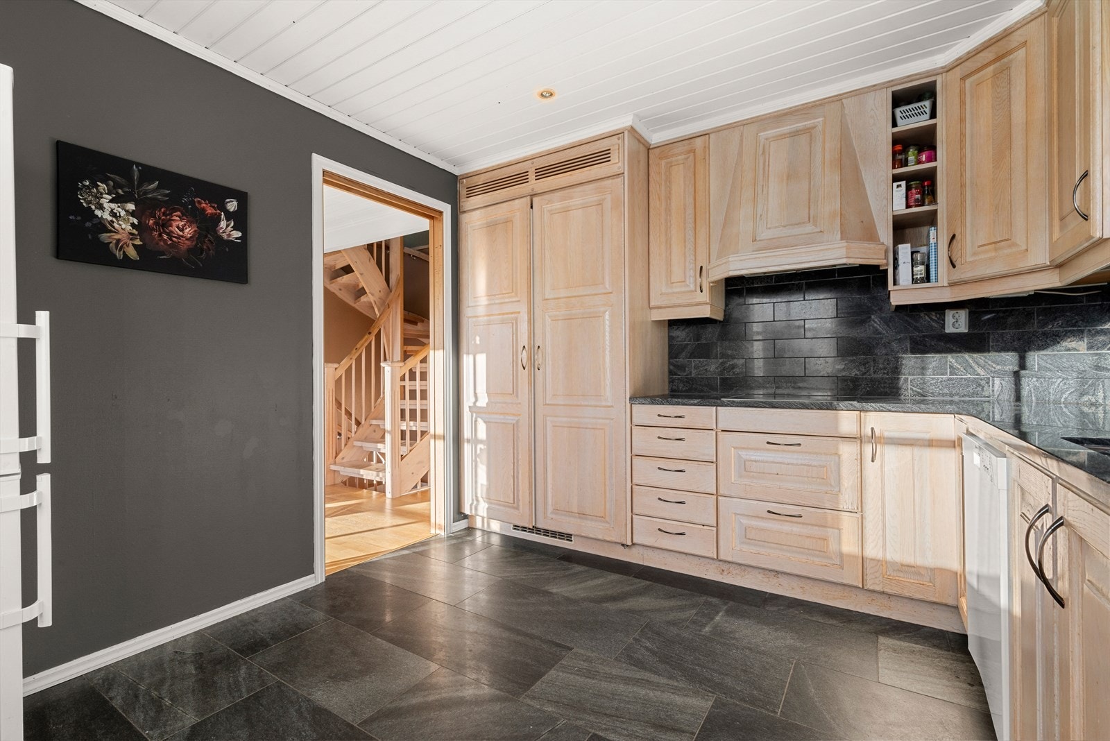 Boligen kan skilte med et heltrekjøkken fra Brovold Treskjærerverksted, elegant utført med polert benkeplate i norsk granitt og gulv belagt med tidløs oppdalsskifer. Galleribilde