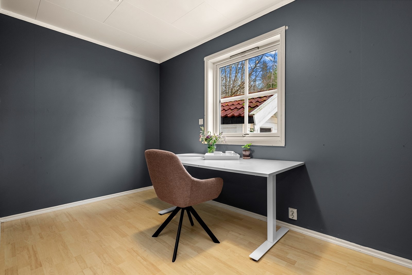 Boligen disponerer fem soverom strategisk fordelt over tre plan, ett i hovedetasjen, to i underetasjen og to på loftet. En gjennomtenkt løsning for familien. Galleribilde