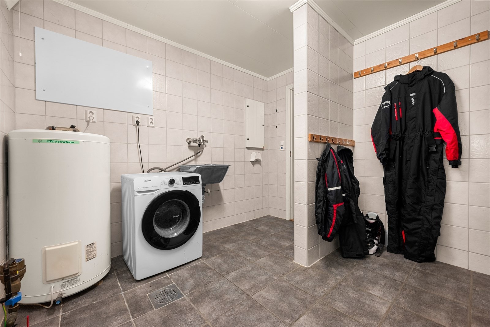 I underetasjen finner du et romslig og praktisk vaskerom på hele 10 m², med fliser på både gulv og vegger. Galleribilde