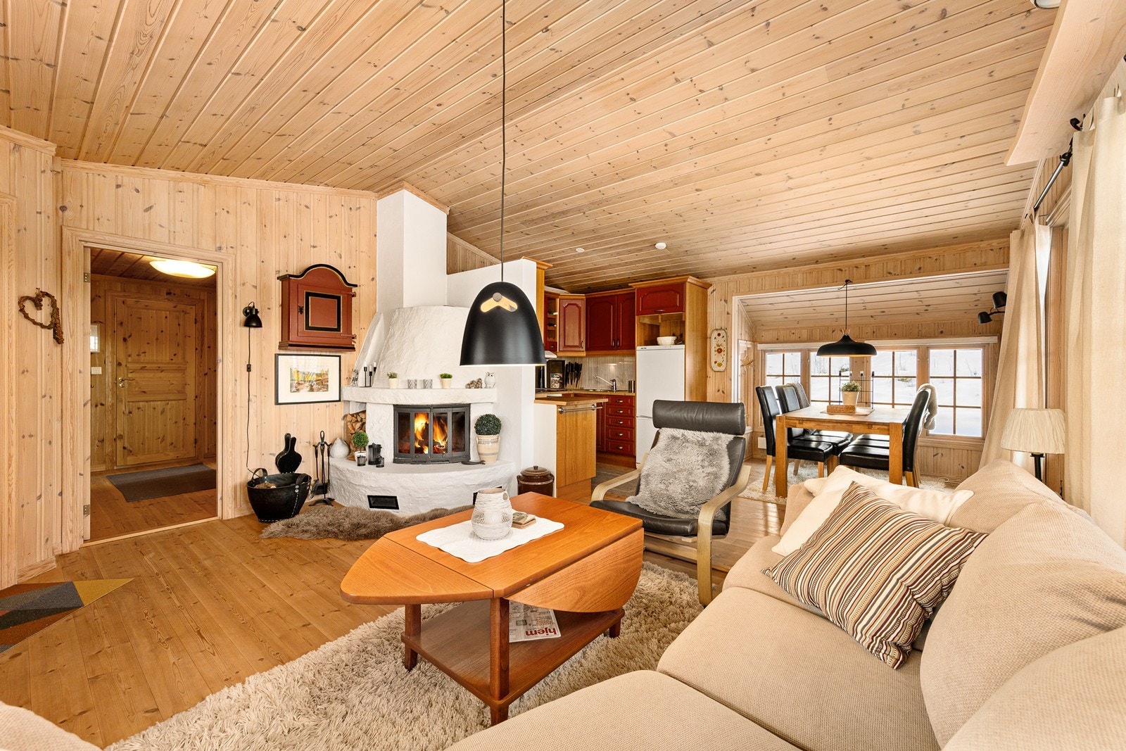 Den gode mønehøyden bidrar til en romslig og luftig atmosfære, samtidig som store vinduer på tre sider slipper inn rikelig med naturlig lys. Galleribilde