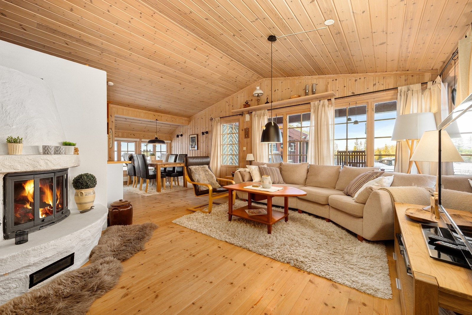 Hytta har en åpen og innbydende stue- og kjøkkenløsning som gir et sosialt og funksjonelt allrom. Galleribilde