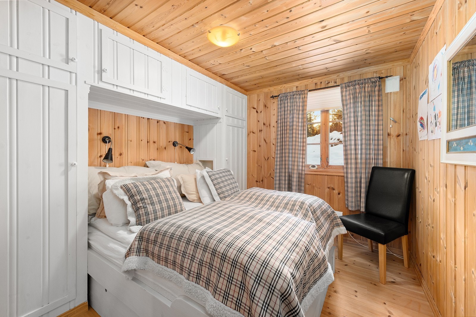 Hytta har totalt 3 soverom. Hovedsoverommet har plass til dobbeltseng og har praktisk oppbevaring i garderobeskap. Galleribilde