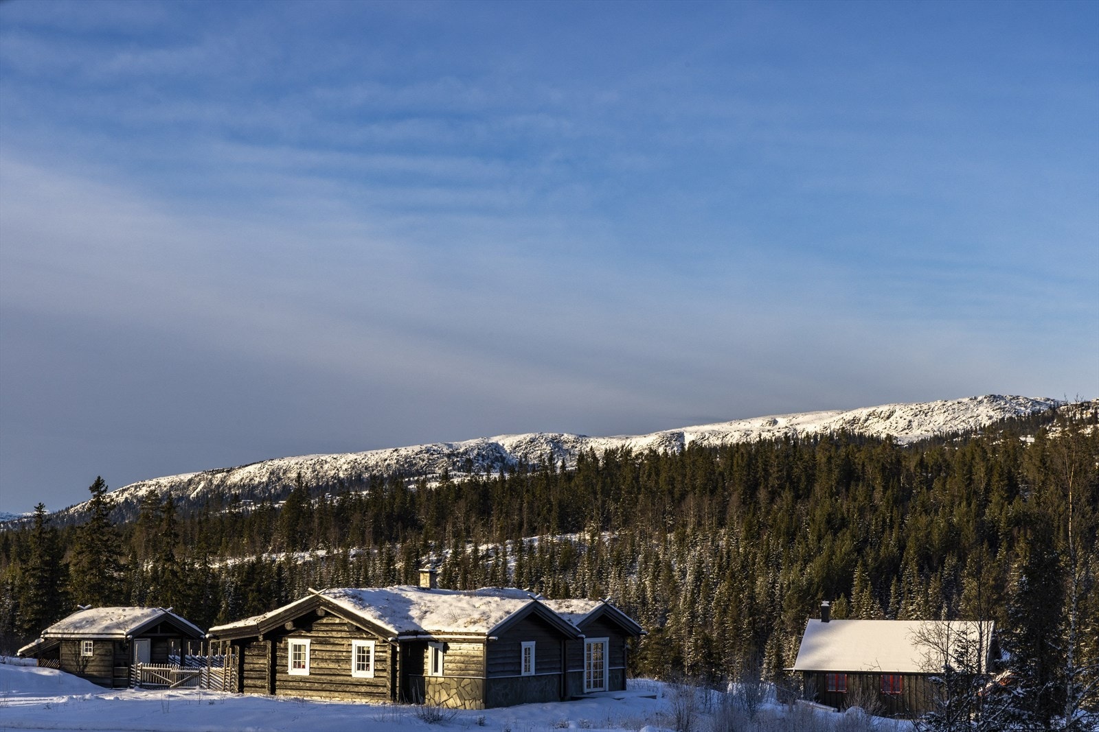 Fra hytta er det flott utsikt mot omkringliggende fjellområder. Galleribilde
