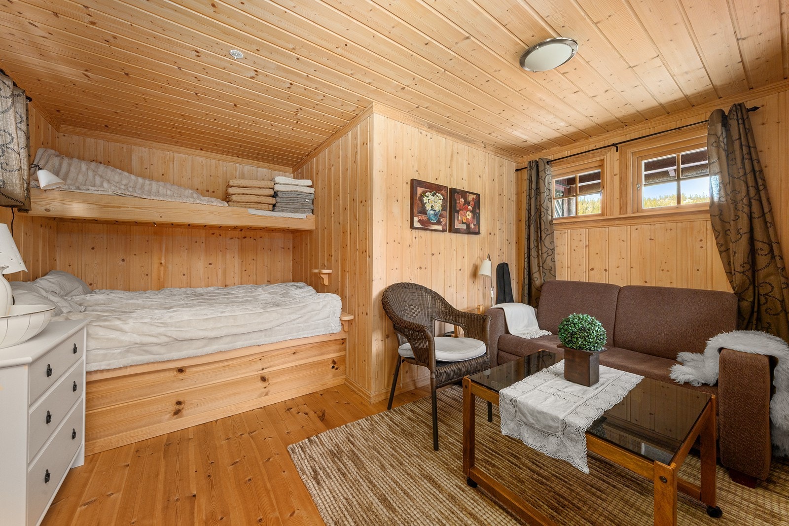 Innvendig er annekset innredet med familiekøye og sittegruppe. Galleribilde