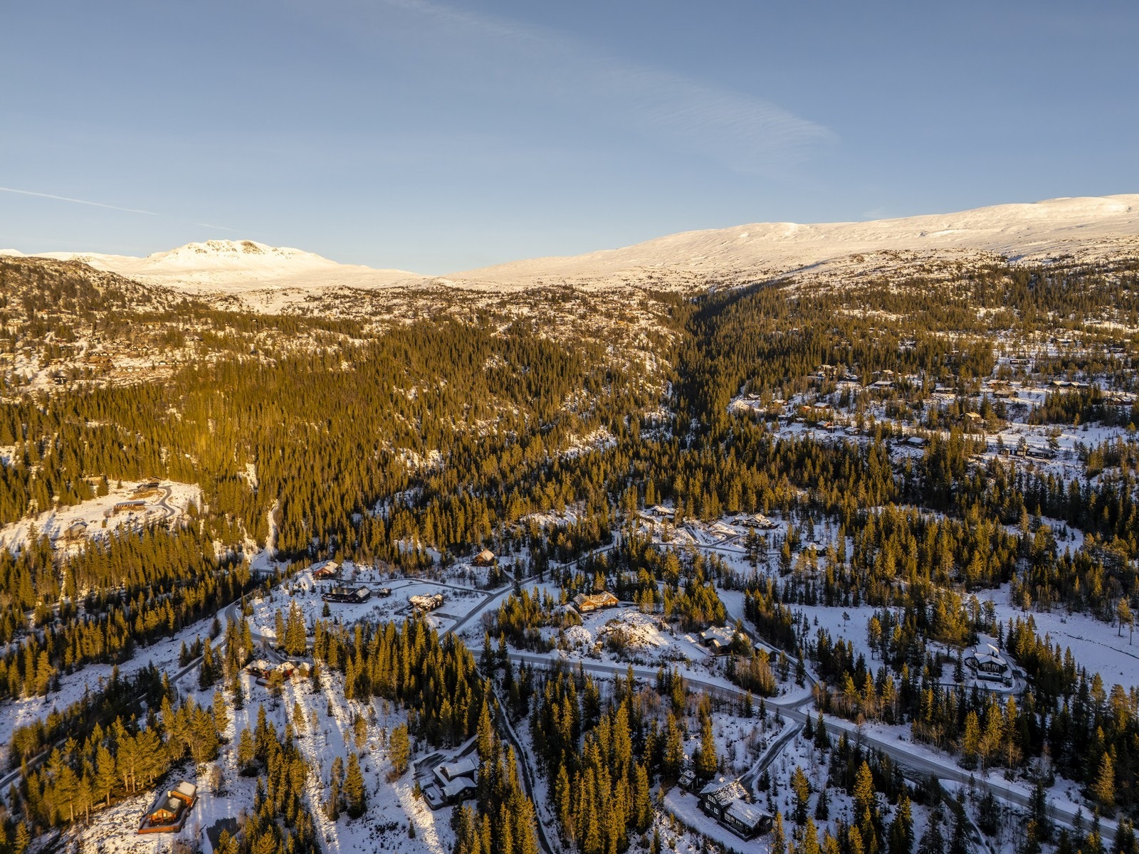 Kort vei til både Eggedal sentrum med dagligvare, vinmonopol og serveringssteder, samt Norefjell med hotell, spa, restauranter og alpinanlegg. Galleribilde