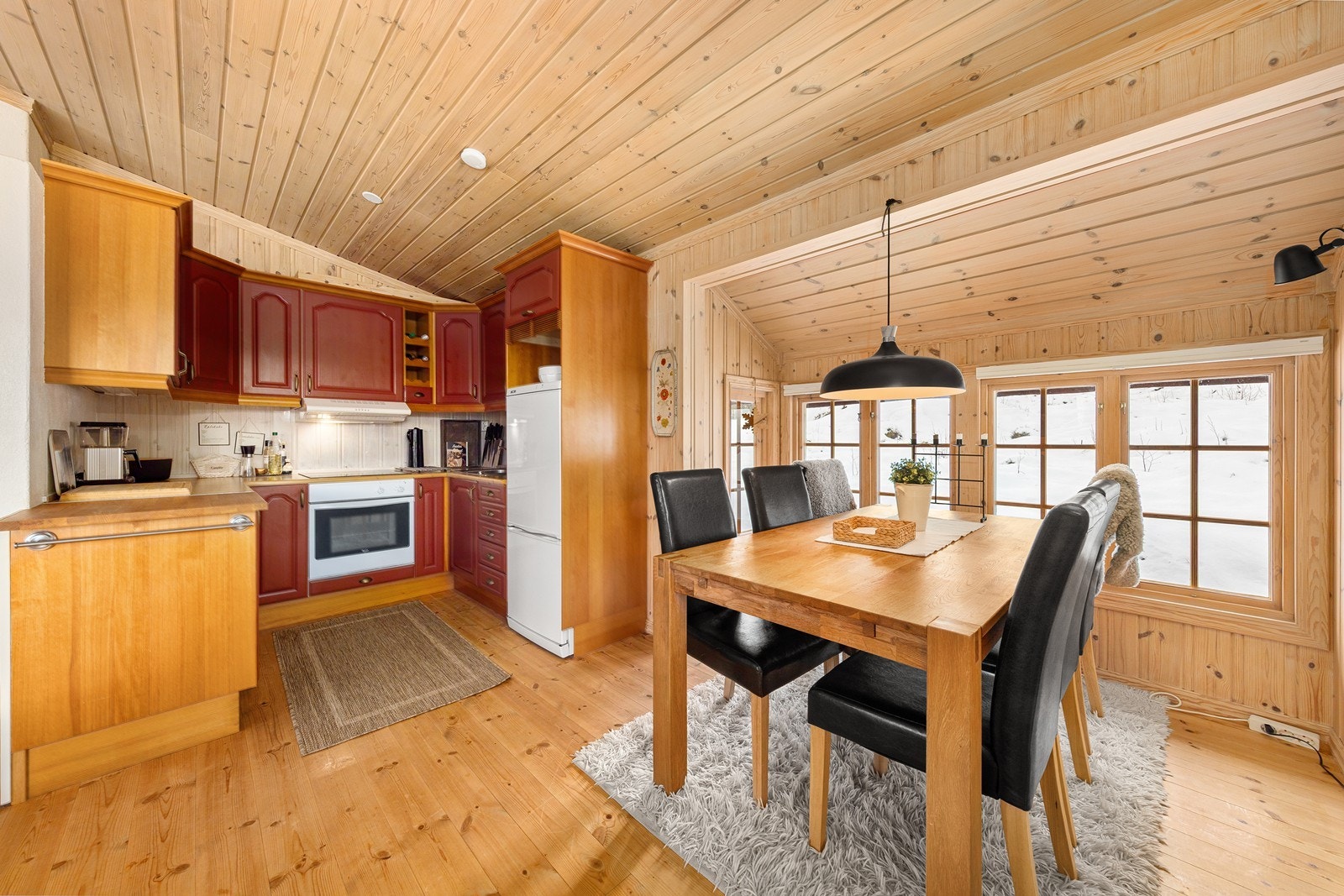 Spisestuen har sin naturlige plassering i nærheten av kjøkkenet. Galleribilde