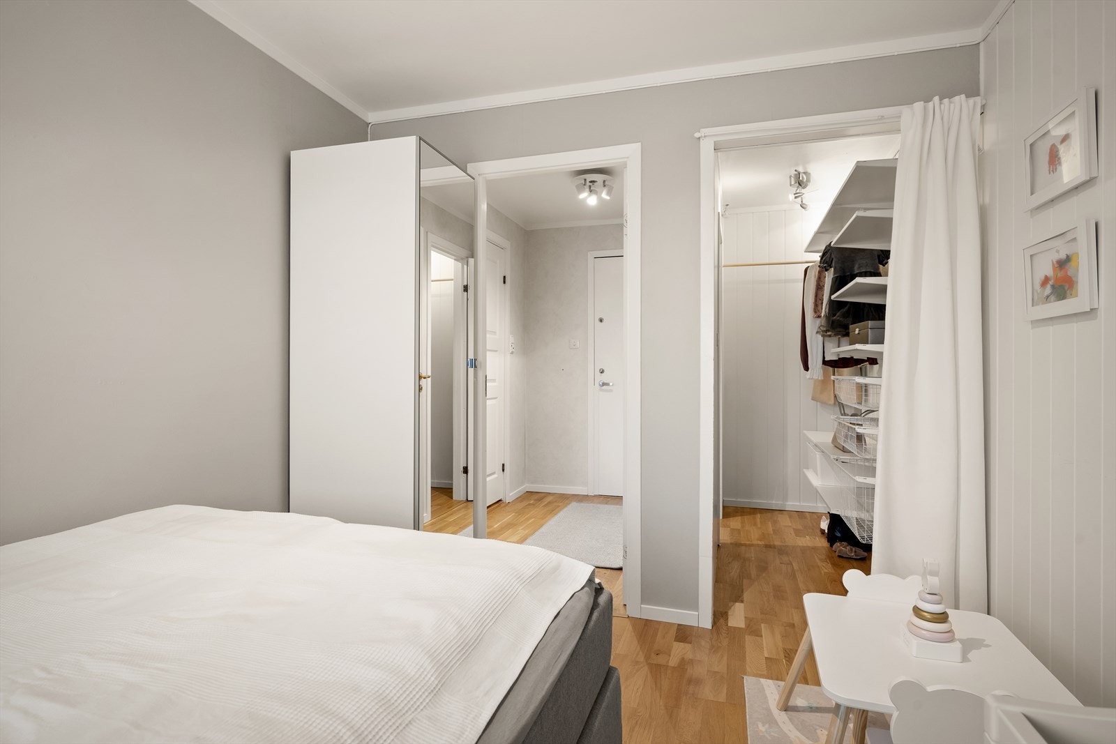 Soverom med eget walk-in closet for en ryddig og praktisk løsning Galleribilde