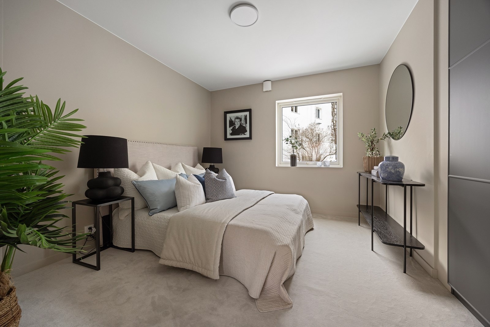 Soverom 1 med god plass til dobbeltseng med tilhørende nattbord og annet ønsket inventar Galleribilde