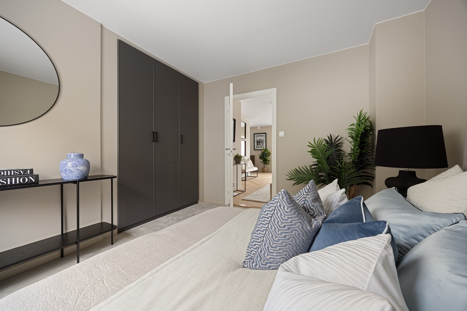 Soverommet har innebygd garderobeløsning for optimal oppbevaring Galleribilde